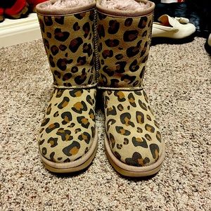 Almost new uggs. Worn 2x.